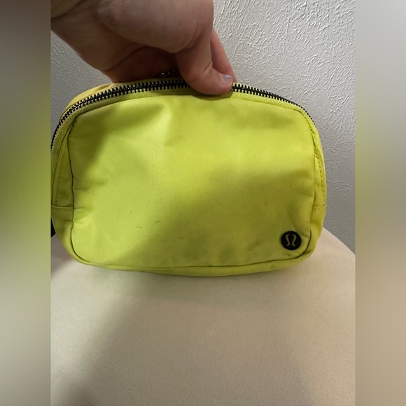 Lululemon Everywhere Belt Bag *1L-Lemon Vibe - Picture 6 of 12